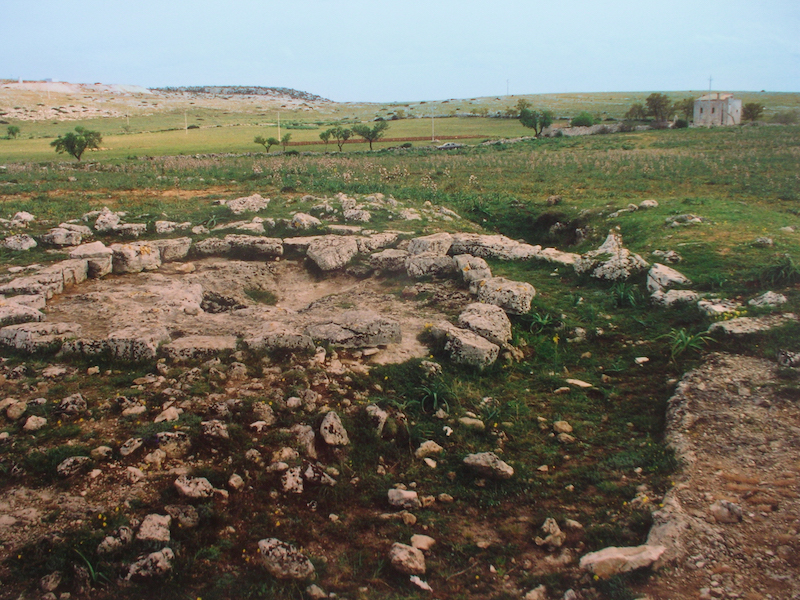 Villaggio di  Murgia Timone. Andamento del fossato adiacente alla tomba a grotticella con doppio circolo di pietre